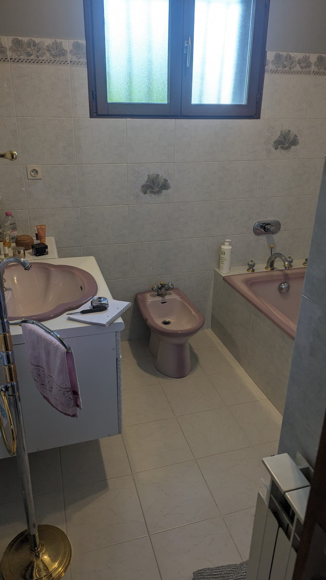 Salle de bains avant travaux à Décines-Charpieu, baignoire et sanitaires roses