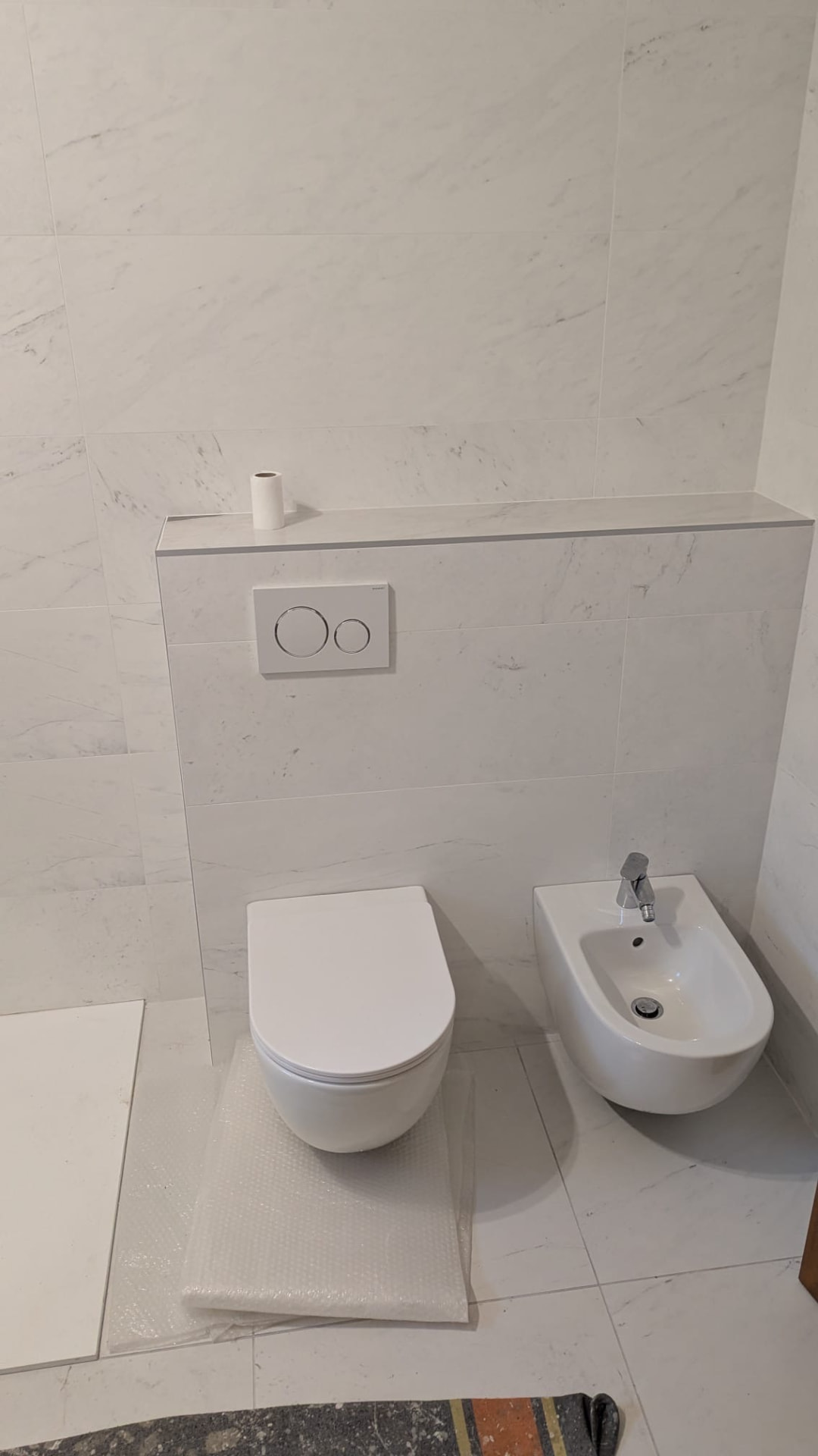 WC suspendu et bidet installés après rénovation
