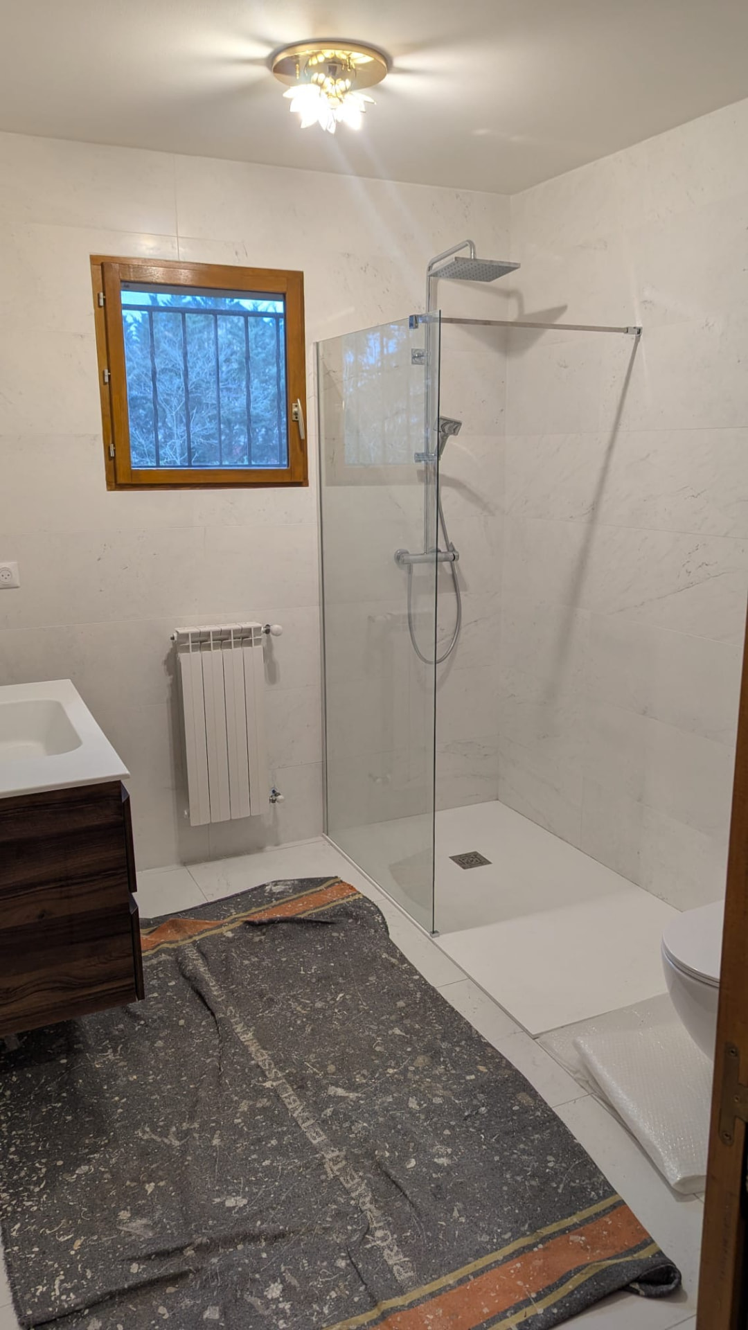 Salle de bain rénovée par Yoan Agosti à Décines-Charpieu